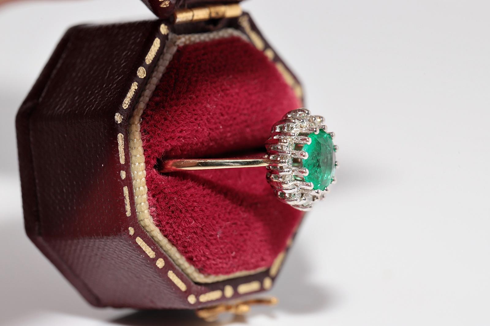 Vintage CIRCA 1990er Jahre 18k Gold Natürlicher Diamant und Ovalschliff Smaragd Hübscher Ring im Angebot 1