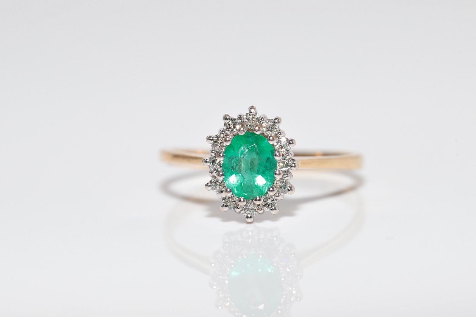 Vintage CIRCA 1990er Jahre 18k Gold Natürlicher Diamant und Ovalschliff Smaragd Hübscher Ring im Angebot 2