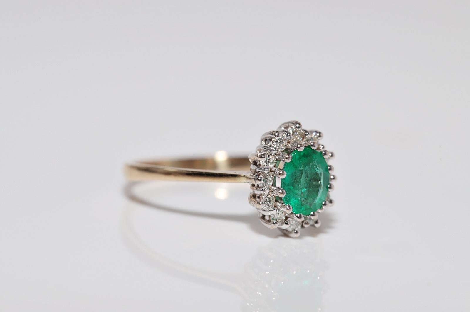Vintage CIRCA 1990er Jahre 18k Gold Natürlicher Diamant und Ovalschliff Smaragd Hübscher Ring im Angebot 3