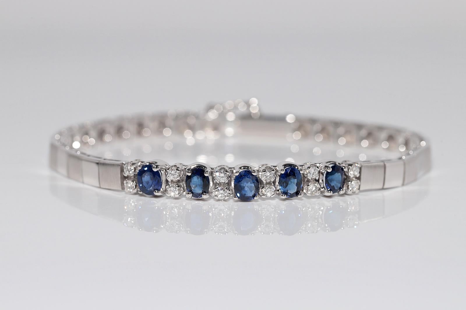 Vintage Circa 1990s 18k Gold Natural Diamond And Oval Cut Sapphire Bracelet In Good Condition For Sale In Fatih/İstanbul, 34