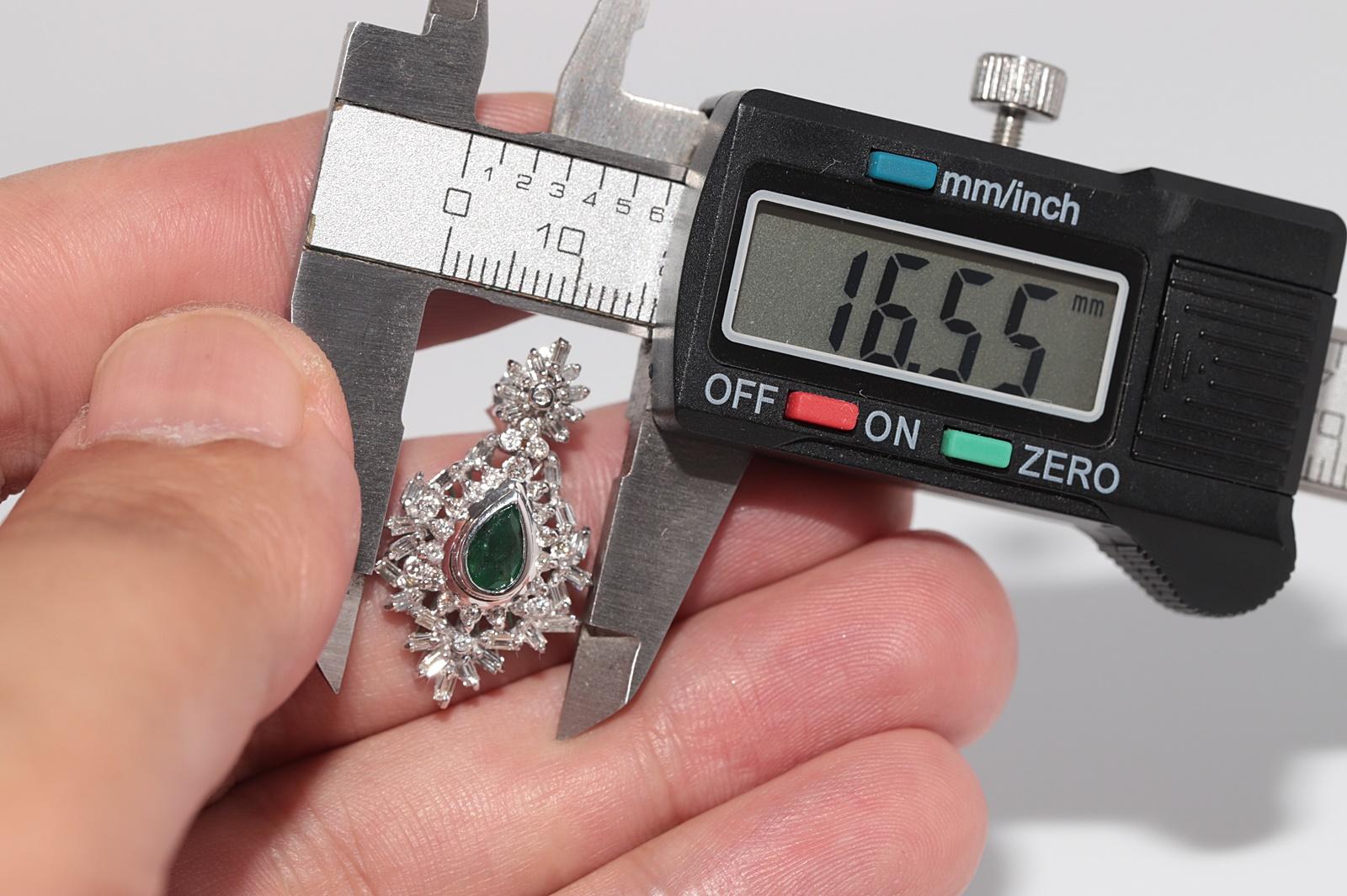 Vintage Circa 1990er Jahre Ohrring aus 18 Karat Gold mit natürlichem Diamanten und Smaragd im Birnenschliff im Angebot 4