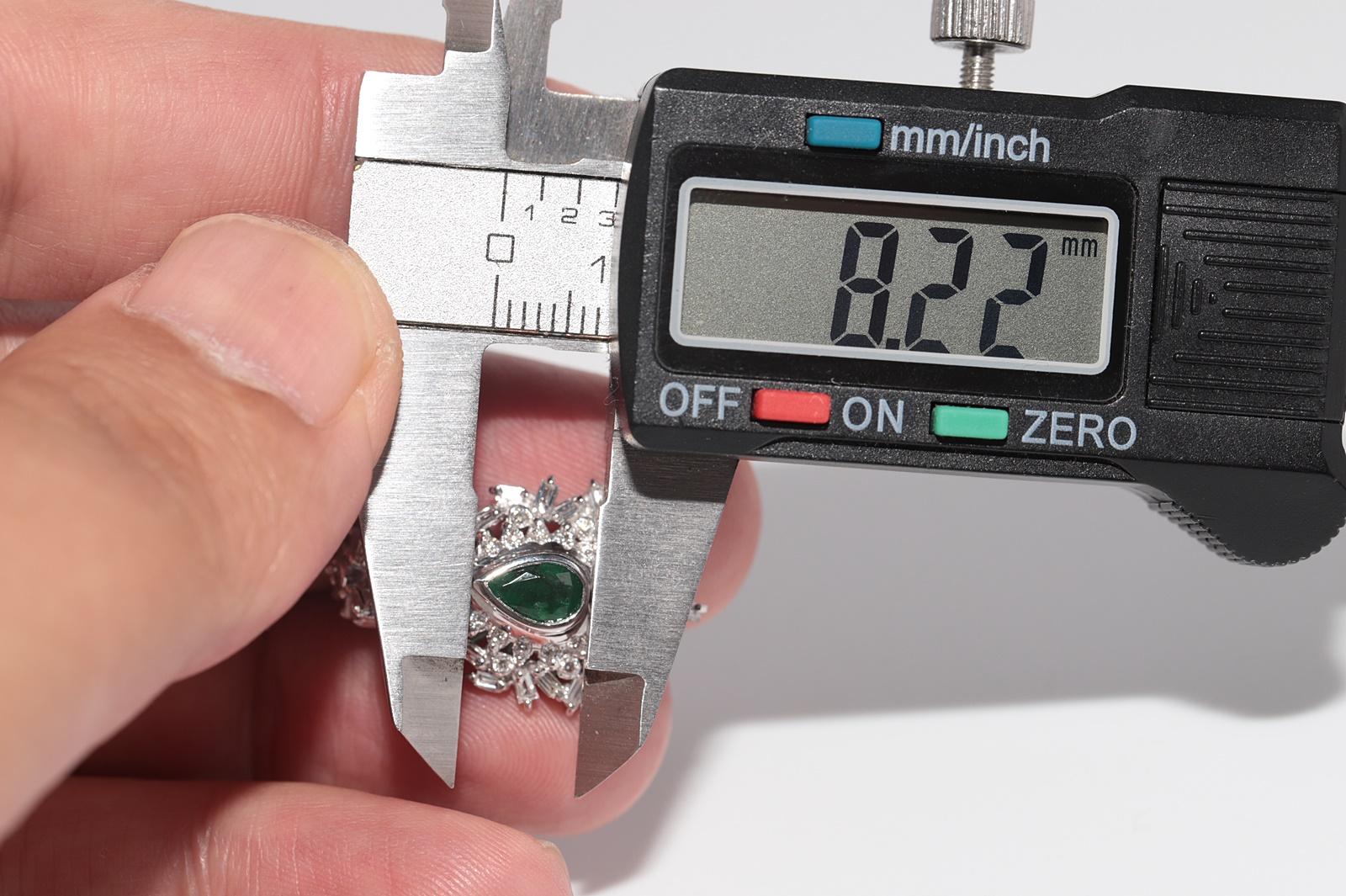 Vintage Circa 1990er Jahre Ohrring aus 18 Karat Gold mit natürlichem Diamanten und Smaragd im Birnenschliff im Angebot 5