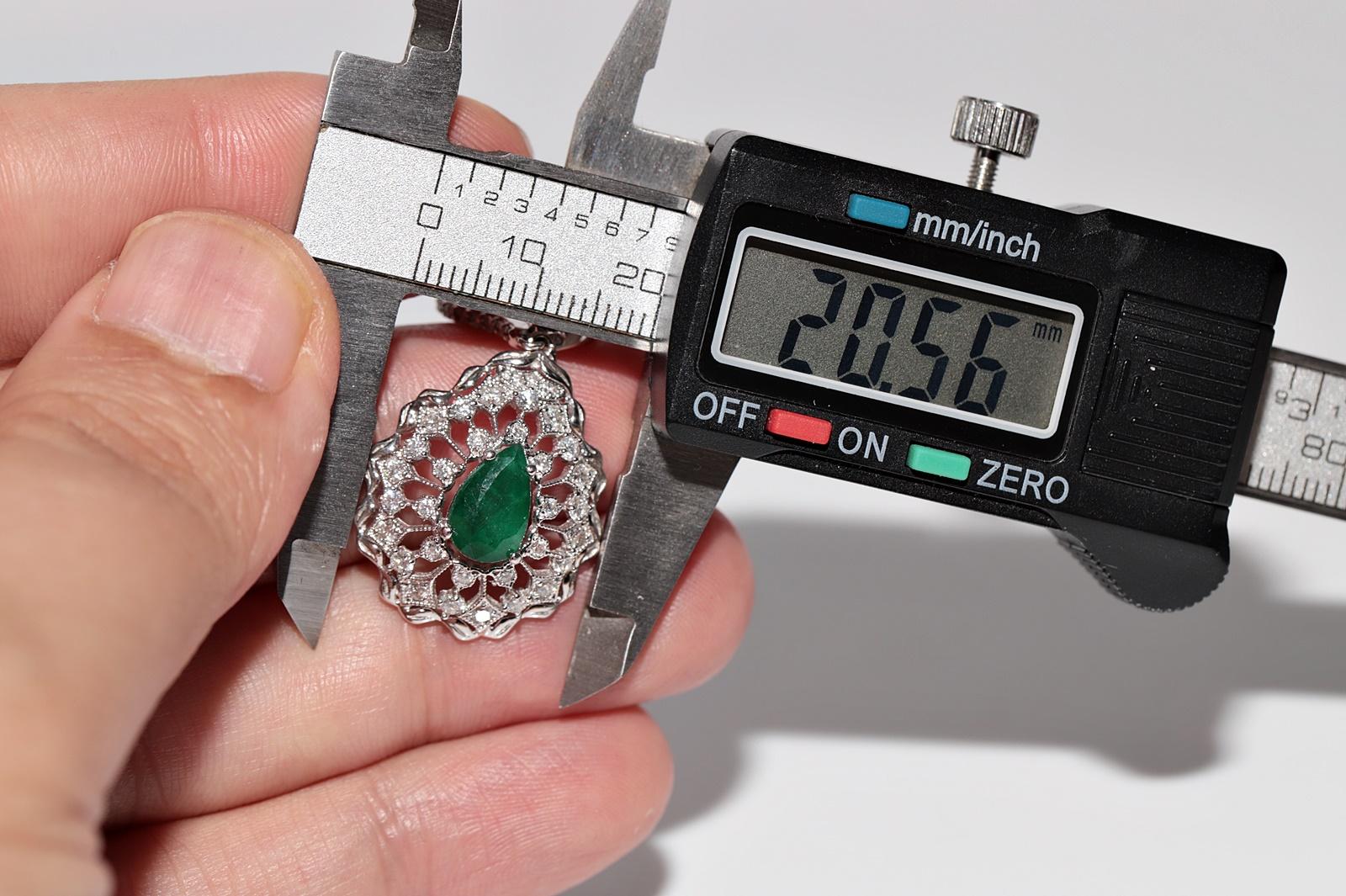 Vintage Circa 1990er Jahre Ohrring aus 18 Karat Gold mit natürlichem Diamanten und Smaragd im Birnenschliff im Angebot 5