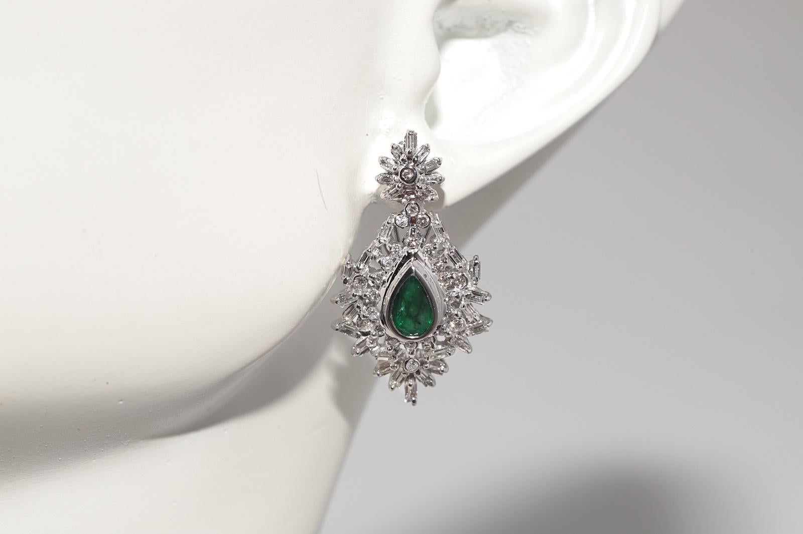 Vintage Circa 1990er Jahre Ohrring aus 18 Karat Gold mit natürlichem Diamanten und Smaragd im Birnenschliff im Angebot 6