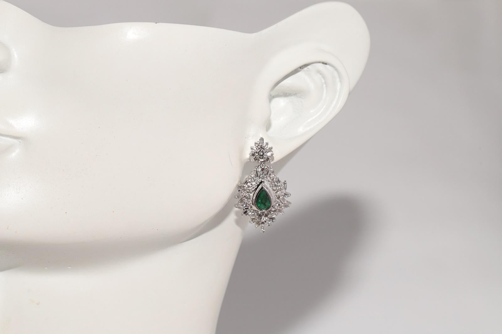 Vintage Circa 1990er Jahre Ohrring aus 18 Karat Gold mit natürlichem Diamanten und Smaragd im Birnenschliff im Angebot 7