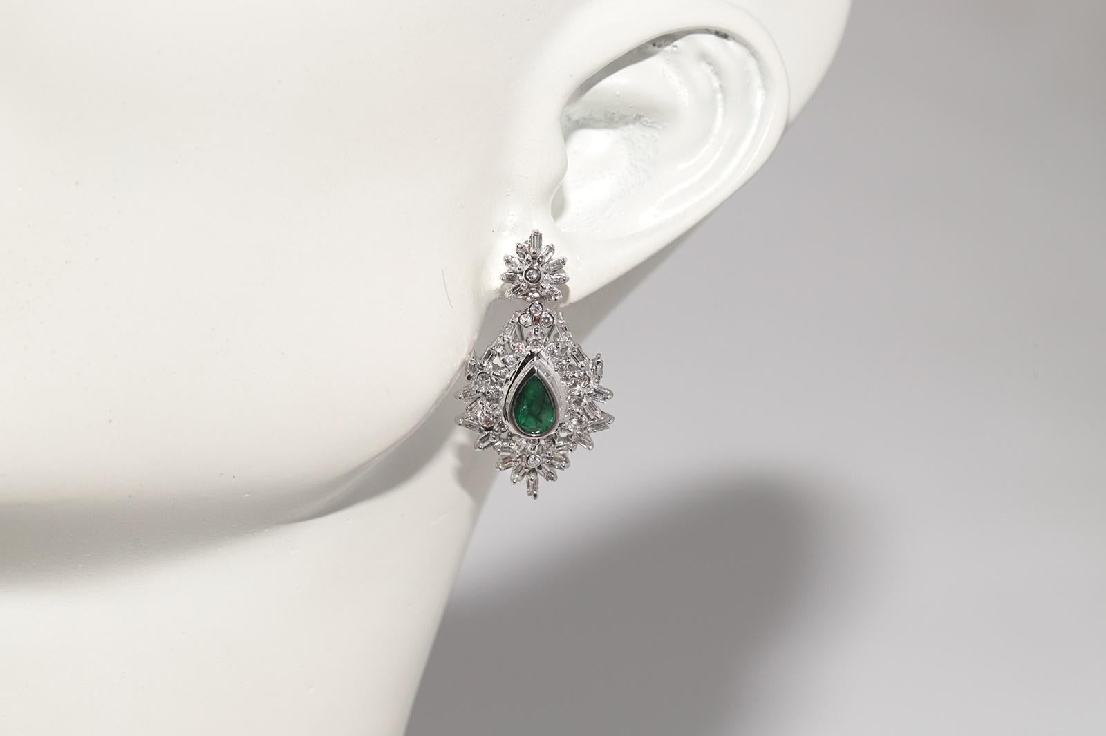 Vintage Circa 1990er Jahre Ohrring aus 18 Karat Gold mit natürlichem Diamanten und Smaragd im Birnenschliff im Angebot 8