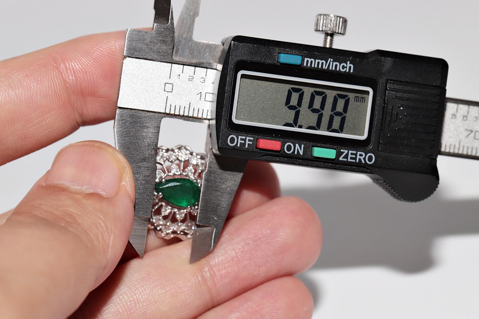 Vintage Circa 1990er Jahre Ohrring aus 18 Karat Gold mit natürlichem Diamanten und Smaragd im Birnenschliff im Angebot 8