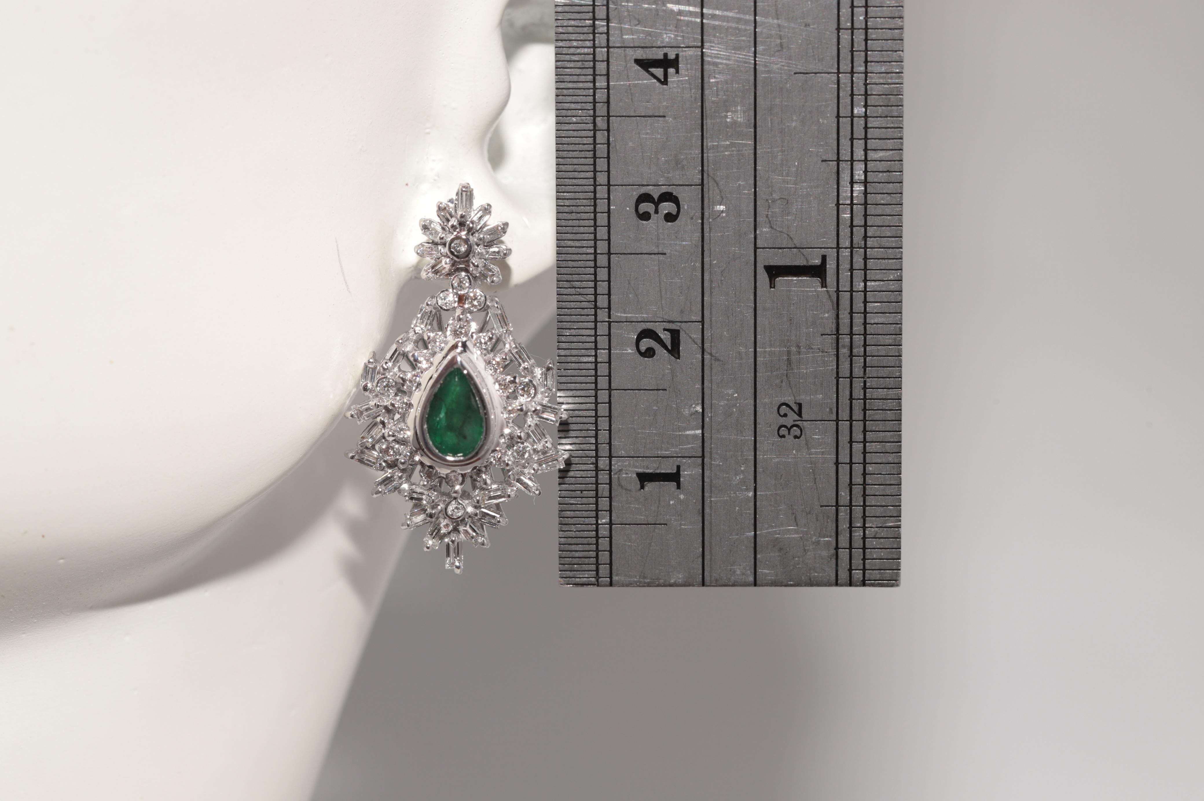 Vintage Circa 1990er Jahre Ohrring aus 18 Karat Gold mit natürlichem Diamanten und Smaragd im Birnenschliff im Angebot 9