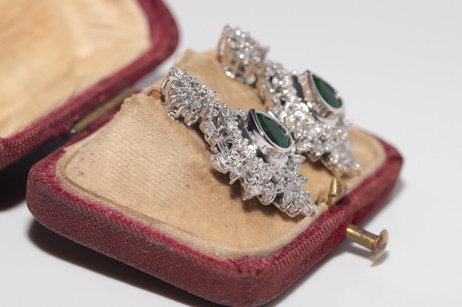 Vintage Circa 1990er Jahre Ohrring aus 18 Karat Gold mit natürlichem Diamanten und Smaragd im Birnenschliff (Retro) im Angebot
