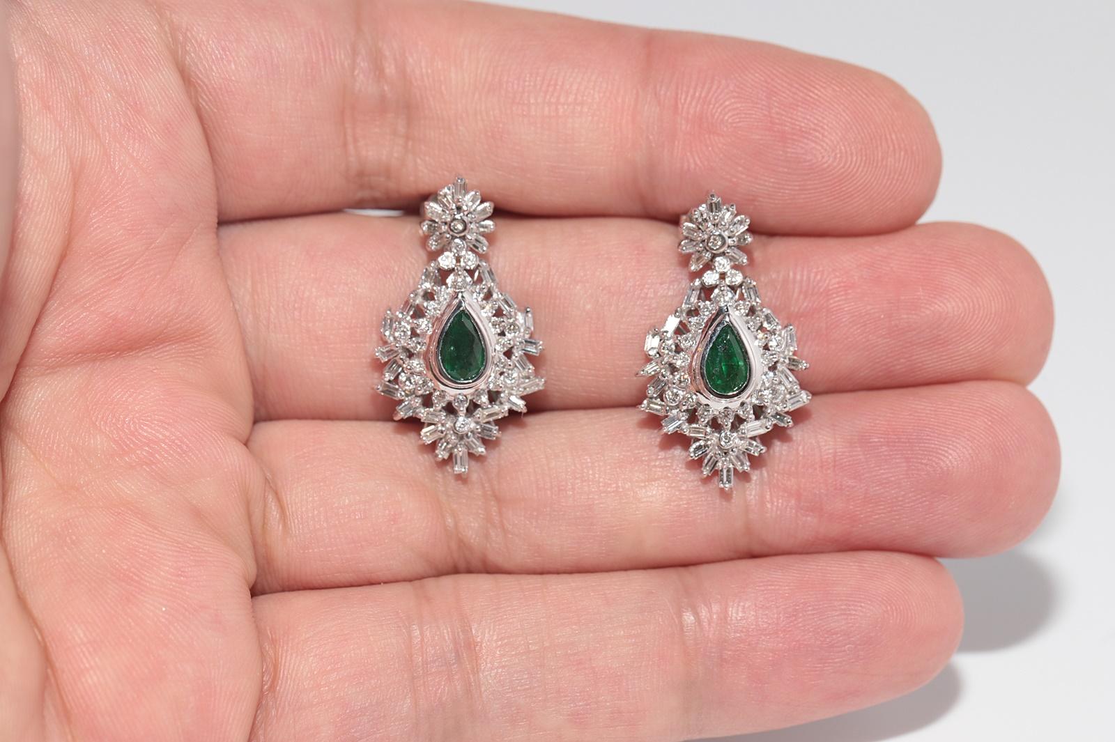 Vintage Circa 1990er Jahre Ohrring aus 18 Karat Gold mit natürlichem Diamanten und Smaragd im Birnenschliff (Baguetteschliff) im Angebot
