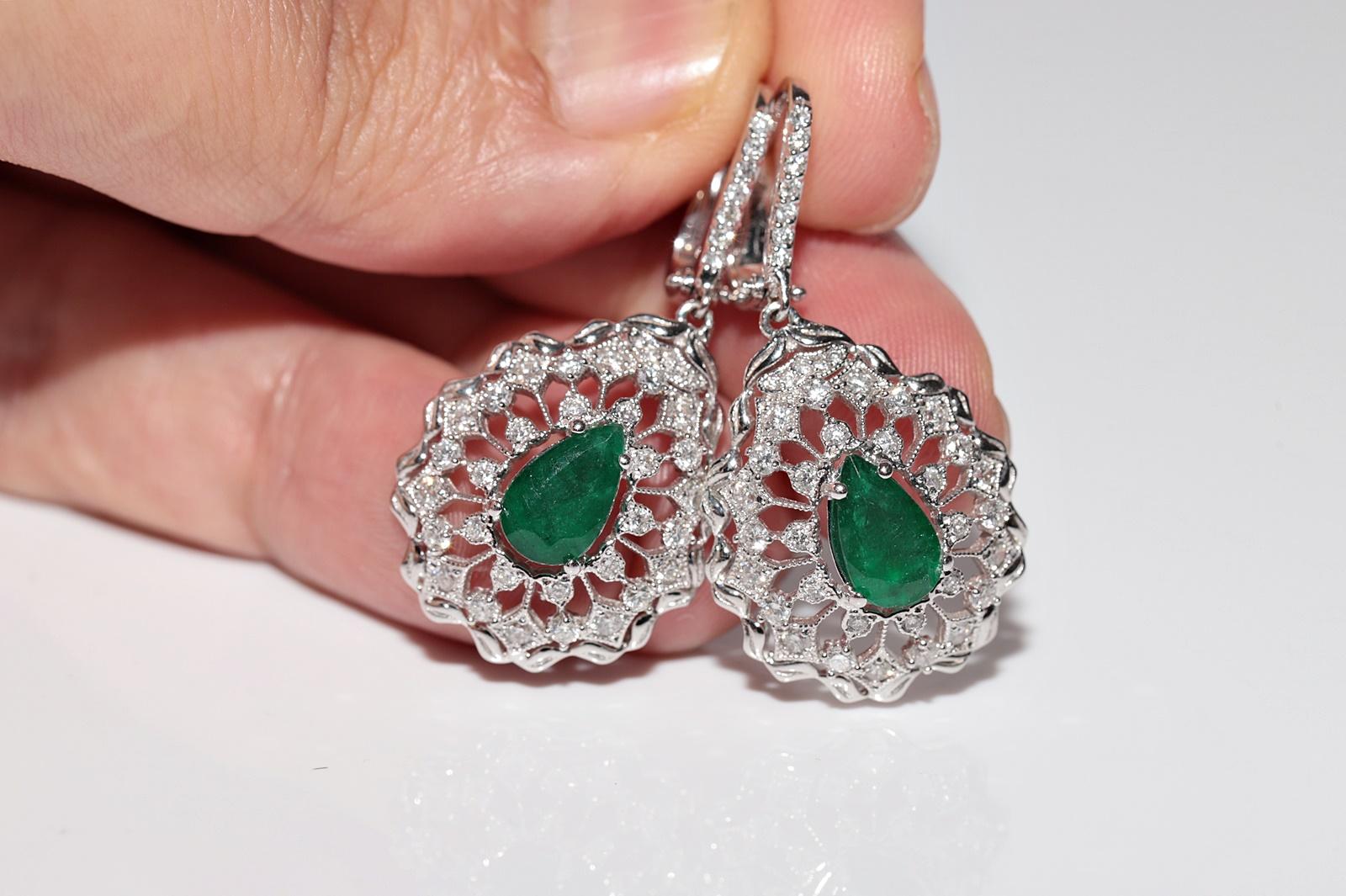 Vintage Circa 1990er Jahre Ohrring aus 18 Karat Gold mit natürlichem Diamanten und Smaragd im Birnenschliff (Brillantschliff) im Angebot