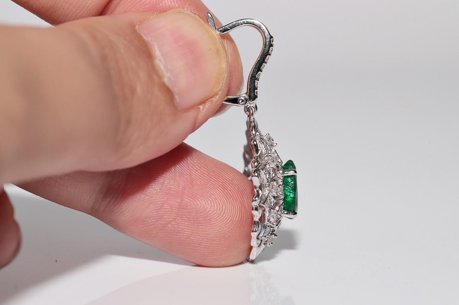 Vintage Circa 1990s 18k Gold Natural Diamond And Pear Cut Emerald Earring In Good Condition For Sale In Fatih/İstanbul, 34