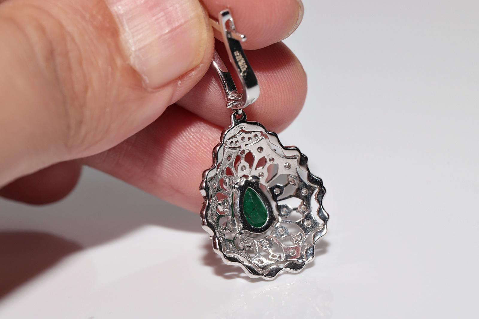 Vintage Circa 1990er Jahre Ohrring aus 18 Karat Gold mit natürlichem Diamanten und Smaragd im Birnenschliff Damen im Angebot