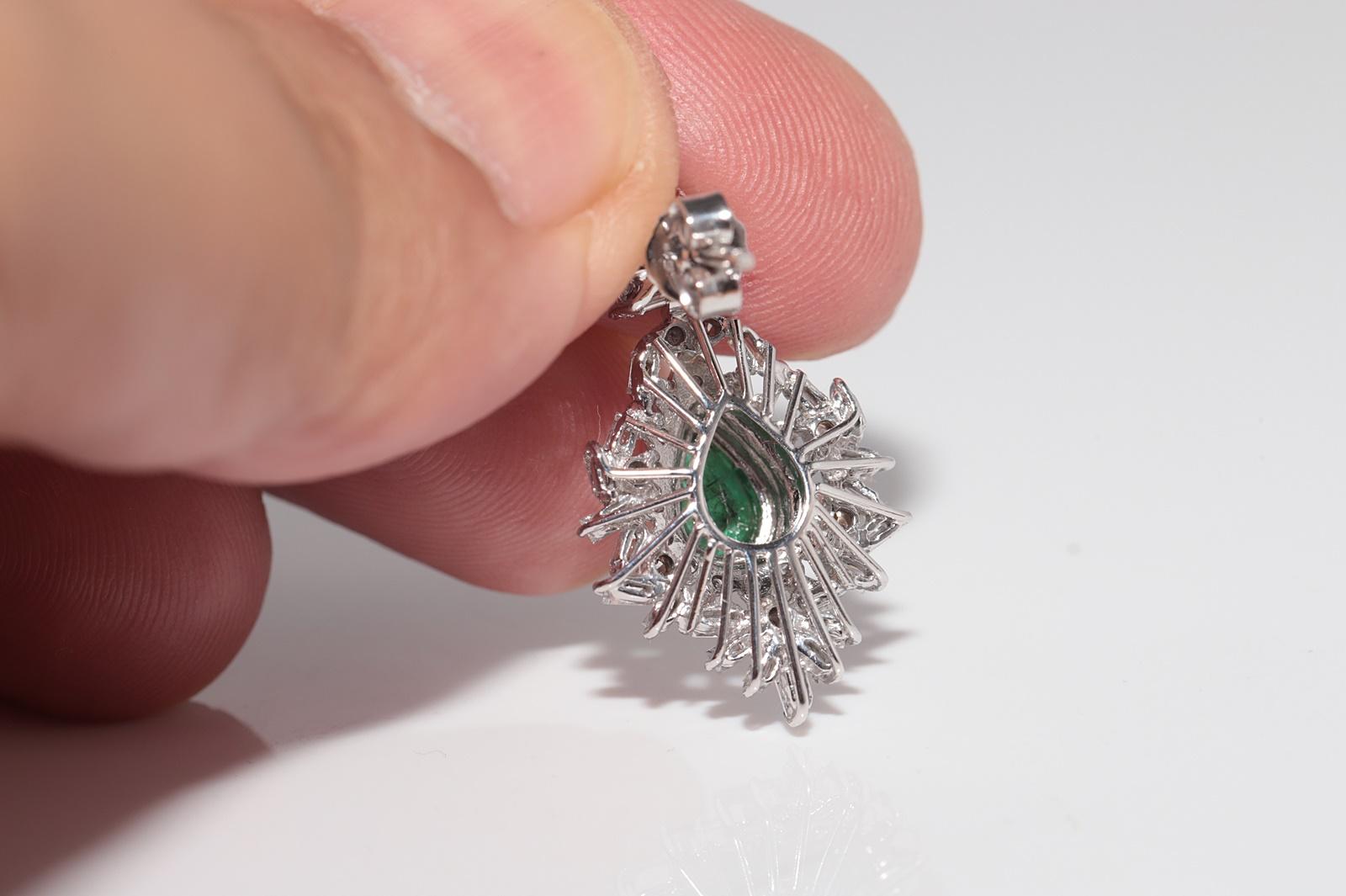 Vintage Circa 1990er Jahre Ohrring aus 18 Karat Gold mit natürlichem Diamanten und Smaragd im Birnenschliff im Angebot 1