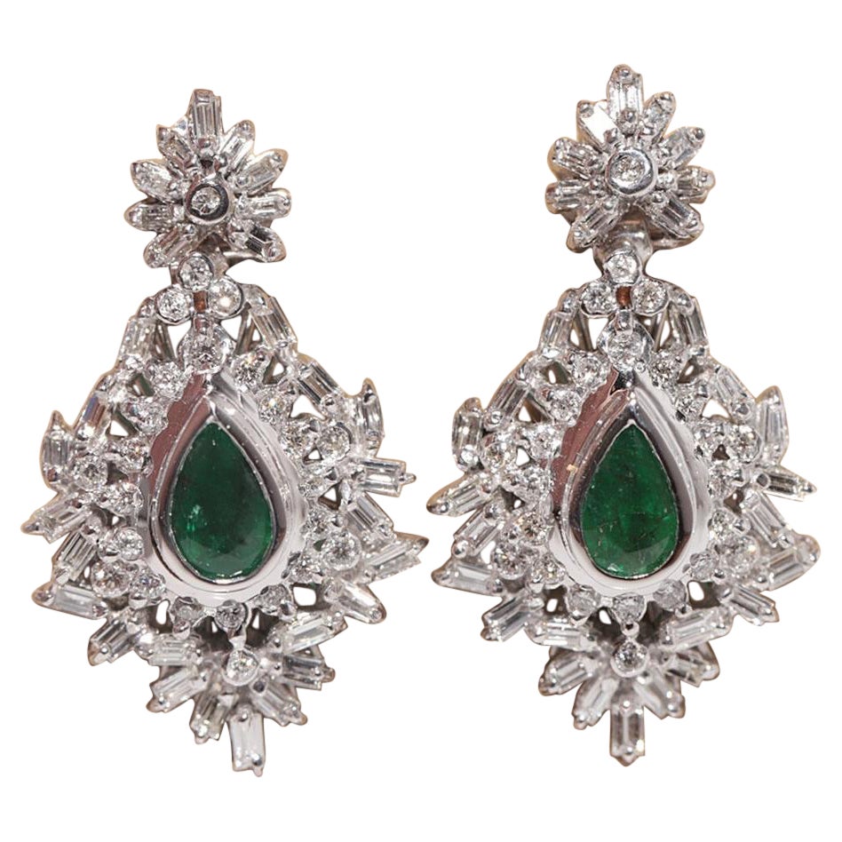 Vintage Circa 1990er Jahre Ohrring aus 18 Karat Gold mit natürlichem Diamanten und Smaragd im Birnenschliff