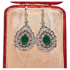 Vintage Circa 1990er Jahre Ohrring aus 18 Karat Gold mit natürlichem Diamanten und Smaragd im Birnenschliff