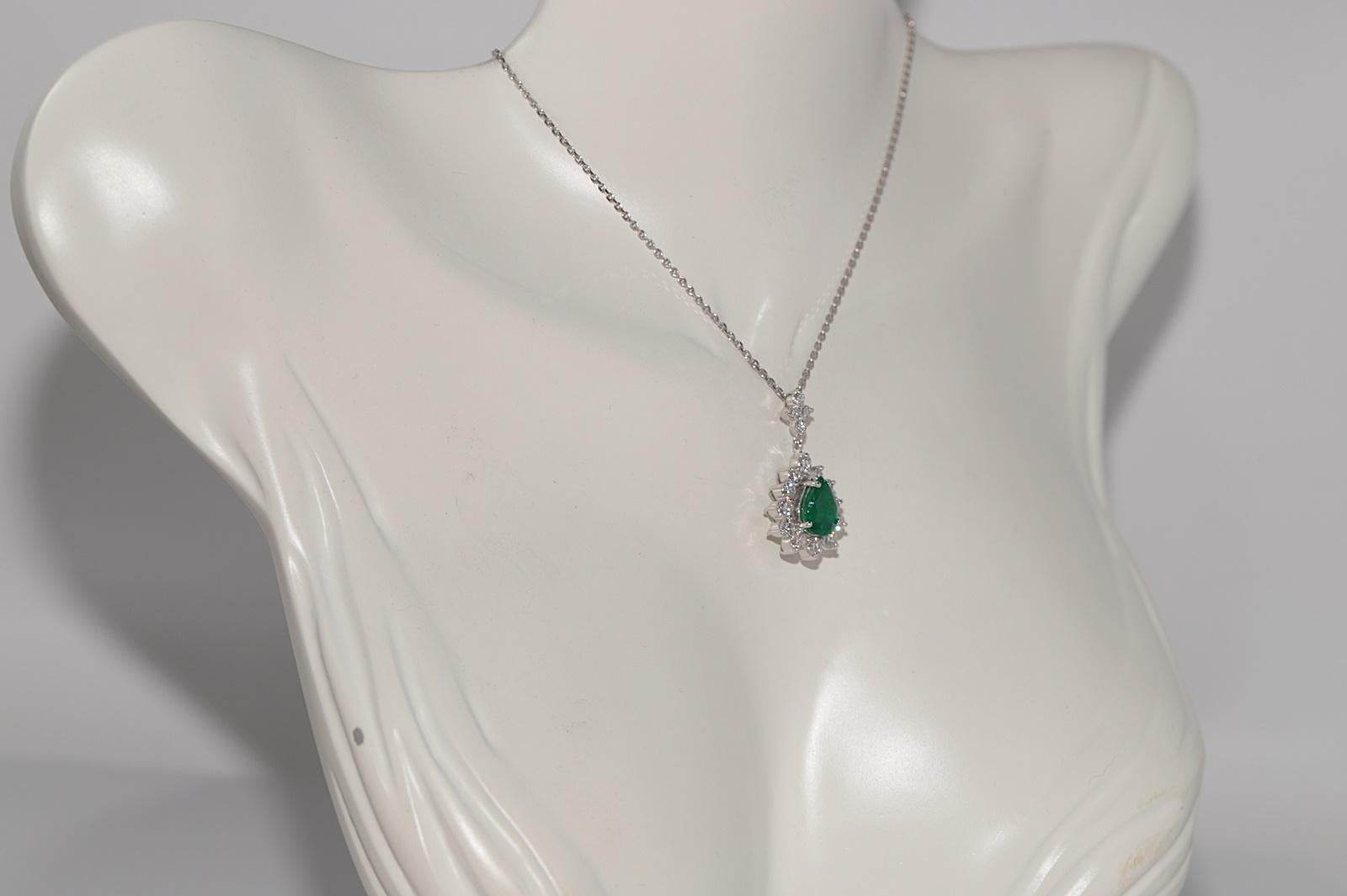 Vintage Circa 1990s 18k Gold Natural Diamond And Pear Cut Emerald Necklace In Good Condition For Sale In Fatih/İstanbul, 34