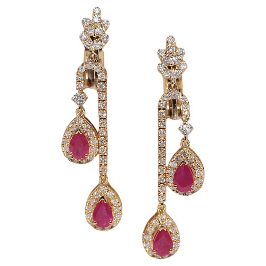 Orecchino a goccia in oro 18k con diamante naturale e rubino taglio pera, vintage, anni 
90 circa.