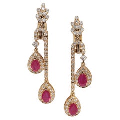 Orecchino a goccia in oro 18k con diamante naturale e rubino taglio pera, vintage, anni '90 circa.