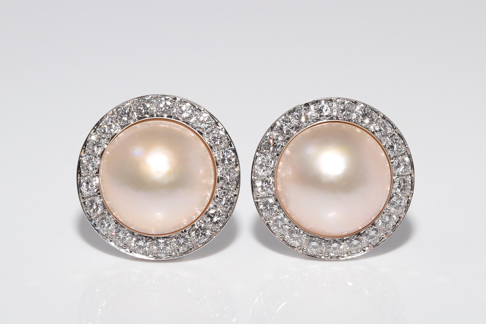 Vintage Circa 1990er Jahre 18k Gold Natürlicher Diamant und Perle Dekorierter Ohrring für Damen oder Herren im Angebot