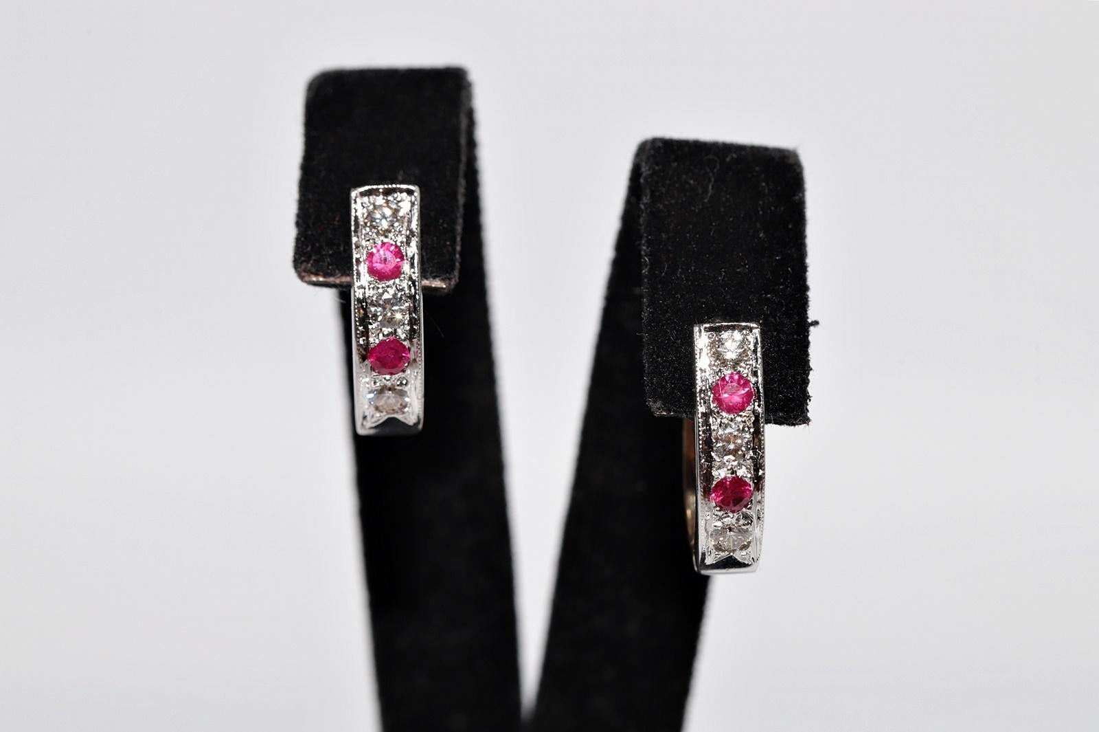 In sehr gutem Zustand.
Das Gesamtgewicht beträgt 6.3 Gramm.
Insgesamt ist Diamant 0,35 ct.
Der Diamant ist G-H Farbe und vvs-vs Klarheit.
Insgesamt ist Rubin 0,23 ct.
Bitte kontaktieren Sie uns bei Fragen.
