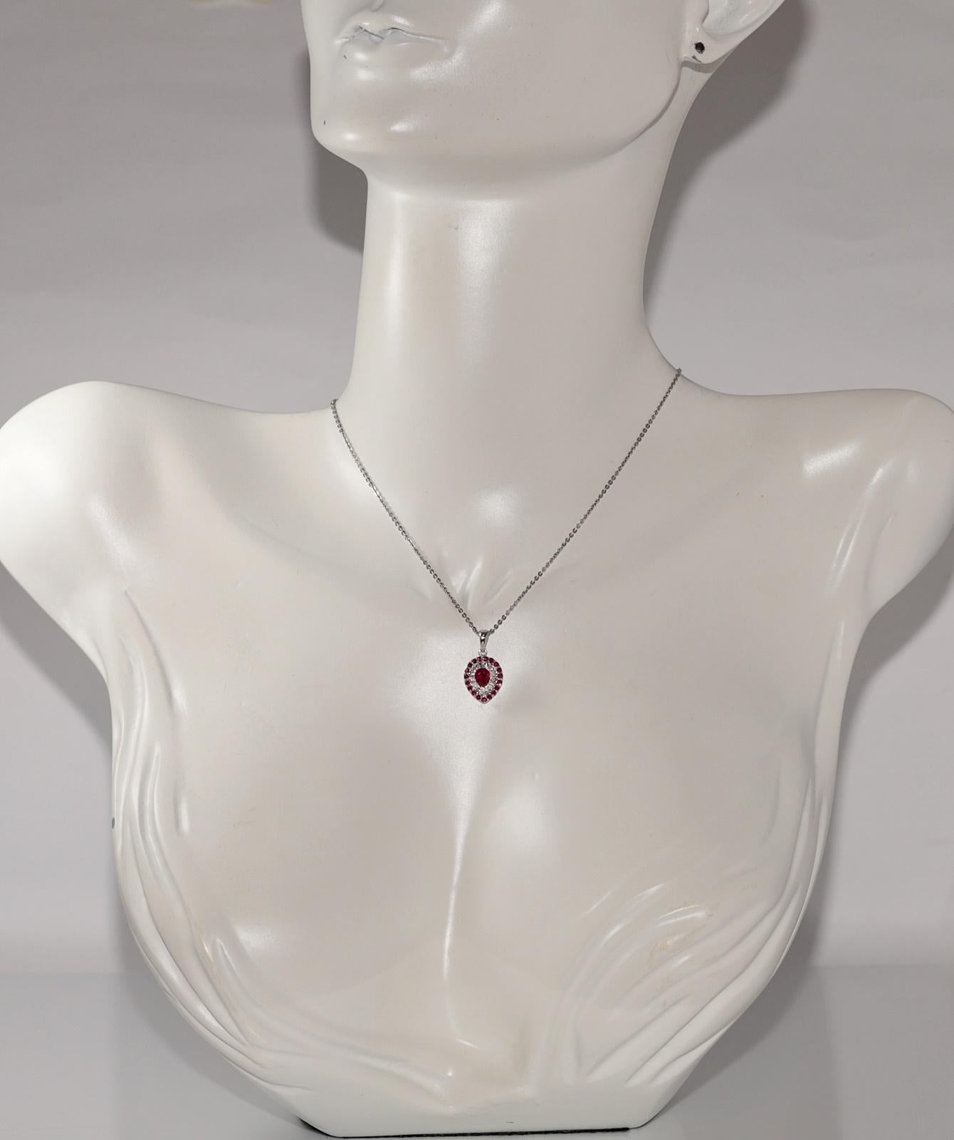 In sehr gutem Zustand.
Das Gesamtgewicht beträgt 4 Gramm.
Insgesamt ist Diamant 0,55 ct.
Der Diamant hat die Farbe G und die Reinheit vvs1-vs1.
Insgesamt ist Rubin 0.75 ct.
Die Gesamtlänge der Kette beträgt 40 cm.
Bitte kontaktieren Sie uns bei