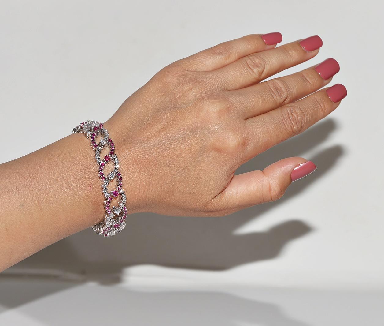 In very good condition.
Total weight is 47.9 grams.
Totally is diamond 5 ct.
The diamond is has G-H color and vvs-vs clarity.
Totally is ruby 5 ct.
Total lenght is bracelet 18 cm.
Box is not included.
Please contact for any questions.