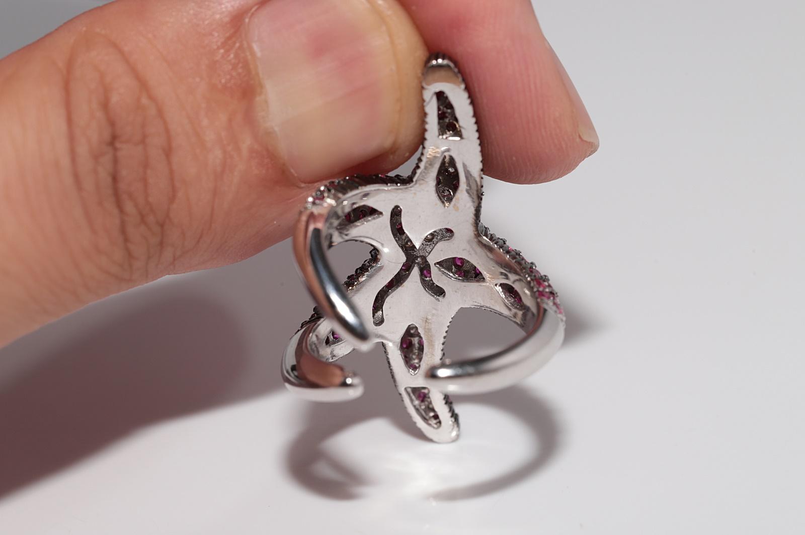 Vintage Circa 1990s 18k Gold Natural Diamond And Ruby Starfish Design Ring For Sale 4