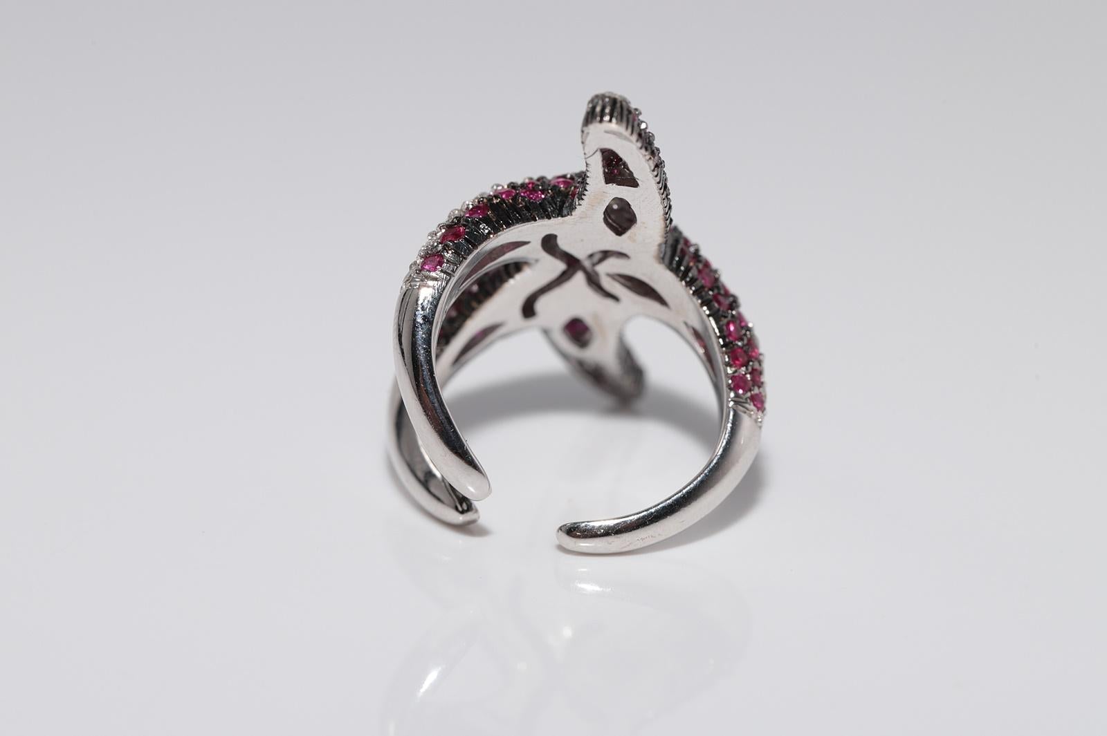 Vintage Circa 1990s 18k Gold Natural Diamond And Ruby Starfish Design Ring For Sale 3