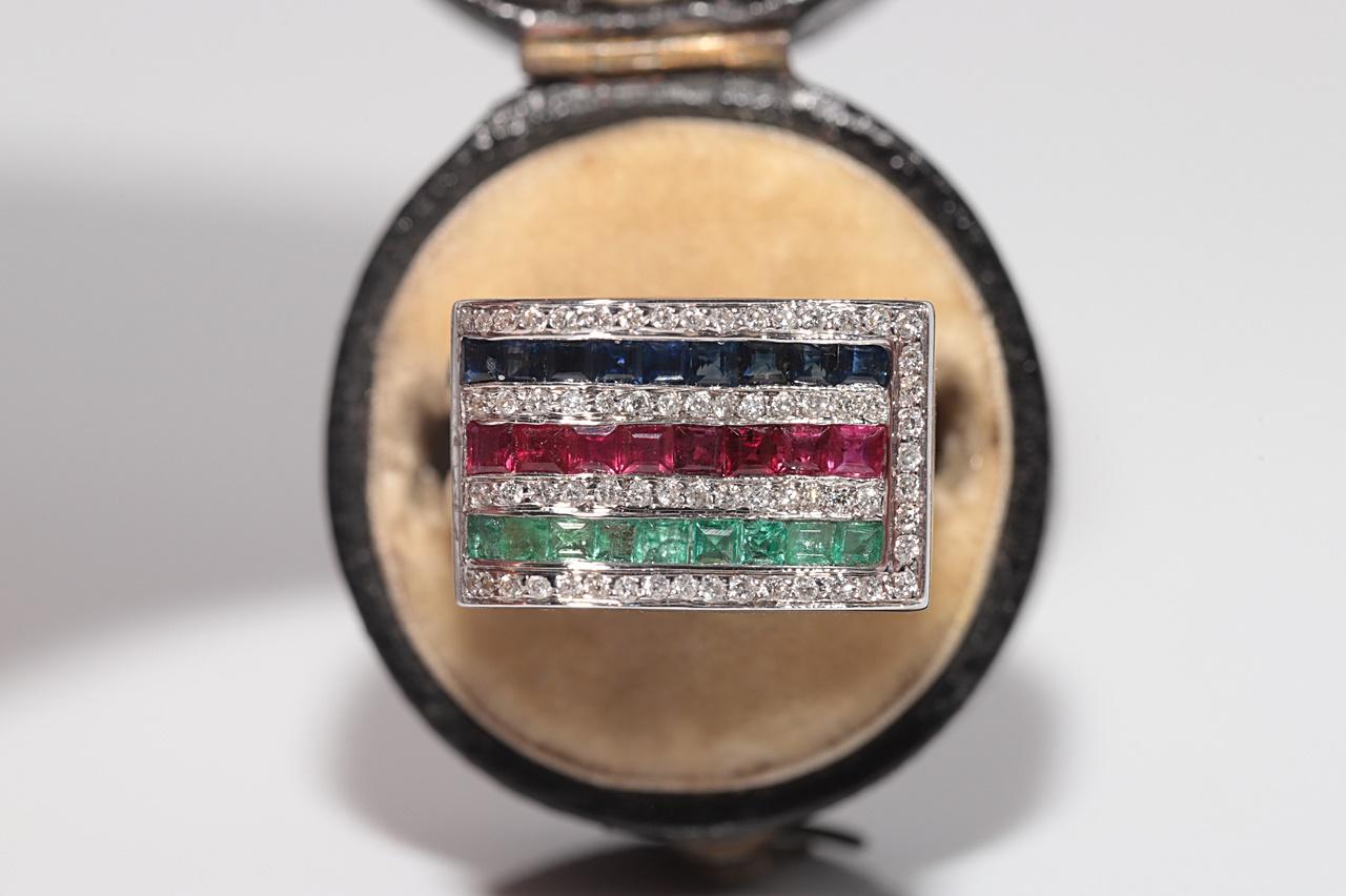 In sehr gutem Zustand.
Das Gesamtgewicht beträgt 11.9 Gramm.
Insgesamt ist Diamant 0,45 ct.
Der Diamant hat die Farbe H und die Reinheit vs1-s1.
Insgesamt ist Smaragd Saphir Rubin 1 ct.
Ringgröße ist US 4.75
Wir können jede Größe herstellen.
Die