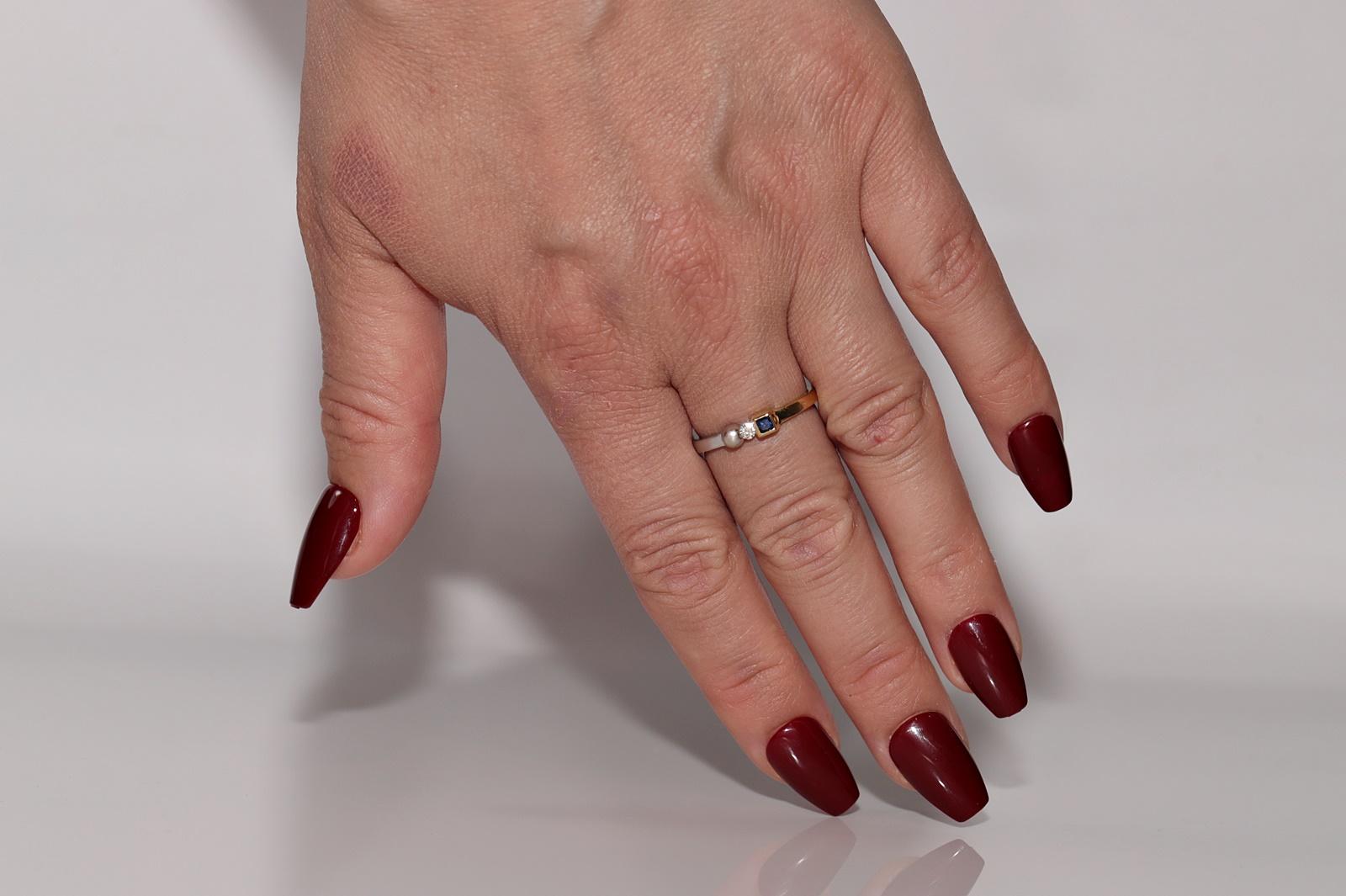 In sehr gutem Zustand.
Das Gesamtgewicht beträgt 3.8 Gramm.
Insgesamt ist Diamant 0,07 ct.
Der Diamant hat die Farbe H und die Reinheit V.
Insgesamt ist Saphir 0,12 ct.
Ringgröße ist US 7.75 
Wir können jede Größe herstellen.
Die Schachtel ist nicht