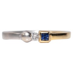 Anillo vintage circa años 90 de oro de 18k con diamante natural y zafiro de talla cuadrada