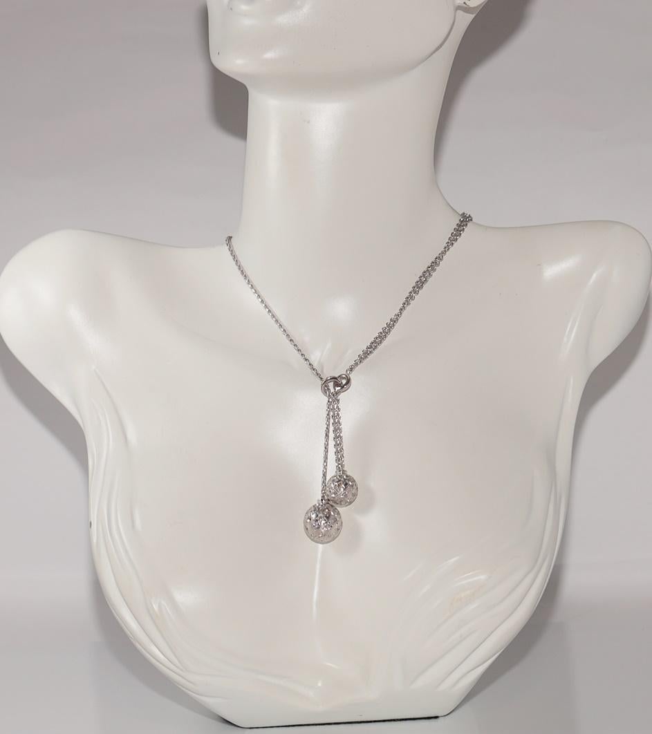 En très bon état.
Le poids total est de 27,3 grammes.
Totalement est un diamant de 2,60 ct.
Le diamant est de couleur F-G et de pureté vvs1-vs1.
La longueur totale de la chaîne est de 54 cm.
N'hésitez pas à nous contacter pour toute question.
