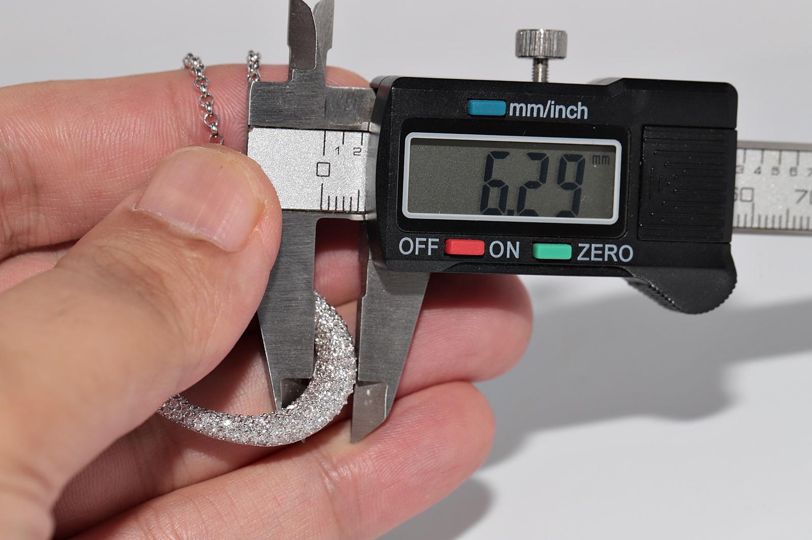 Vintage CIRCA 1990s 18k Gold Natürlicher Diamant Kreis Design Anhänger  Halskette im Angebot 7