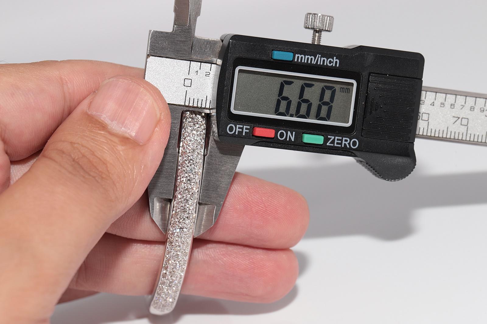 Vintage CIRCA 1990er Jahre 18k Gold natürlichen Diamanten verziert Armreif Armband im Angebot 11