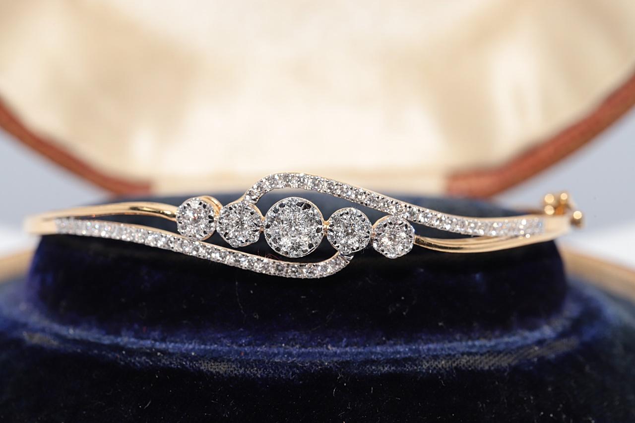 In sehr gutem Zustand.
Das Gesamtgewicht beträgt 12 Gramm.
Insgesamt ist der Diamant 1,35 ct.
Der Diamant hat die Farbe G-H und die Reinheit vvs1-vs1.
Die Schachtel ist nicht enthalten.
Bitte kontaktieren Sie uns bei Fragen.