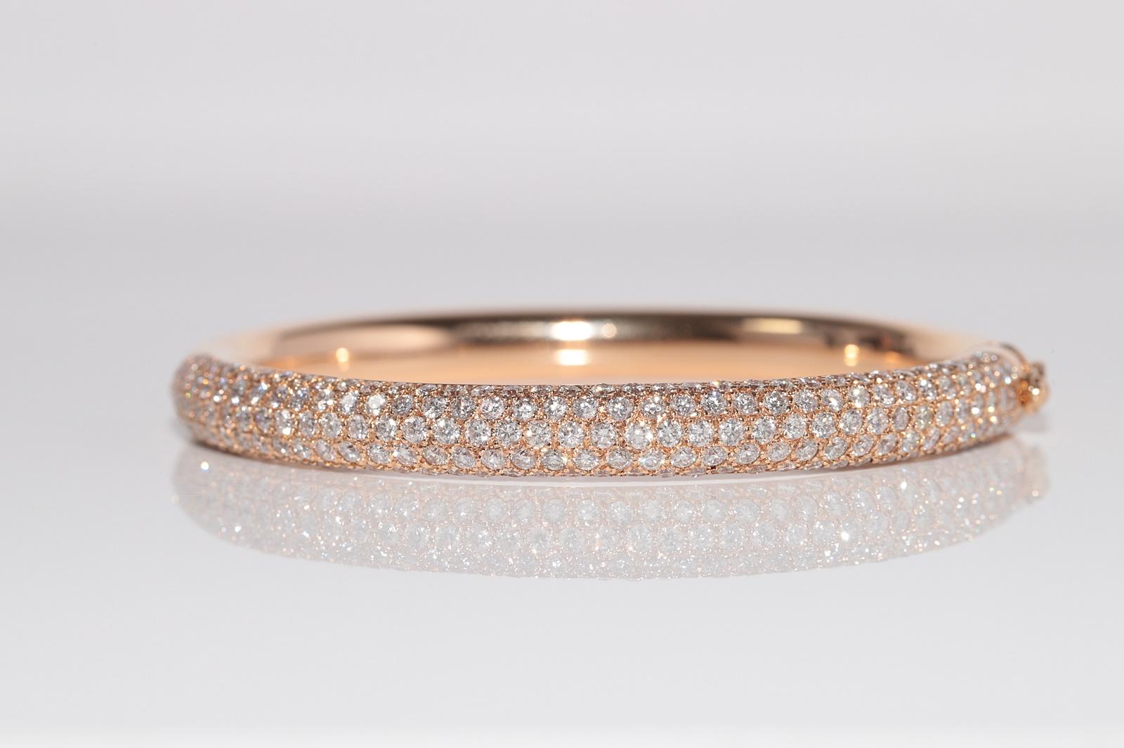 Vintage CIRCA 1990er Jahre 18k Gold Natürliche Diamanten dekoriert Armreif Starke Armbänder (Brillantschliff) im Angebot