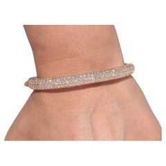 Bracciale forte in oro 18 carati con diamanti naturali decorati, CIRCA gli anni
90 Bracciale forte in oro 18 carati con diamanti naturali decorati, CIRCA gli anni
90