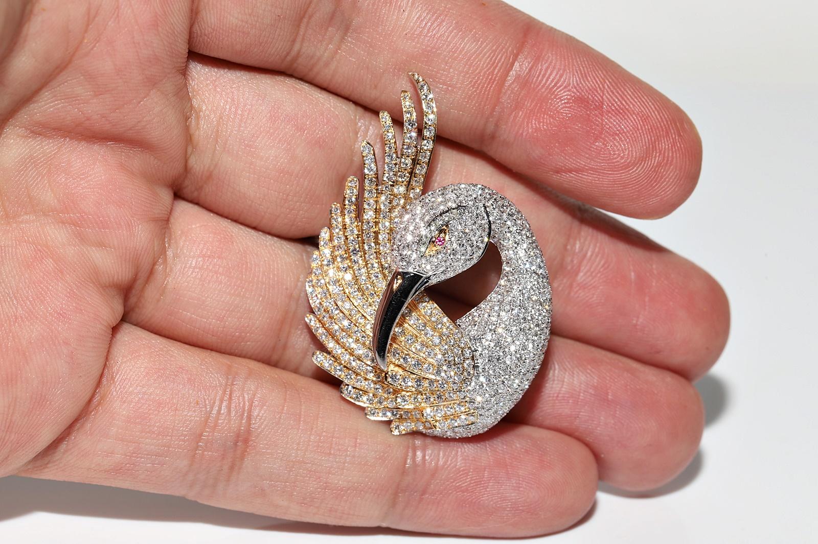 Women's Vintage Circa 1990s 18k Gold Natural Diamond Decorated Bird Amazing Brooch For Sale