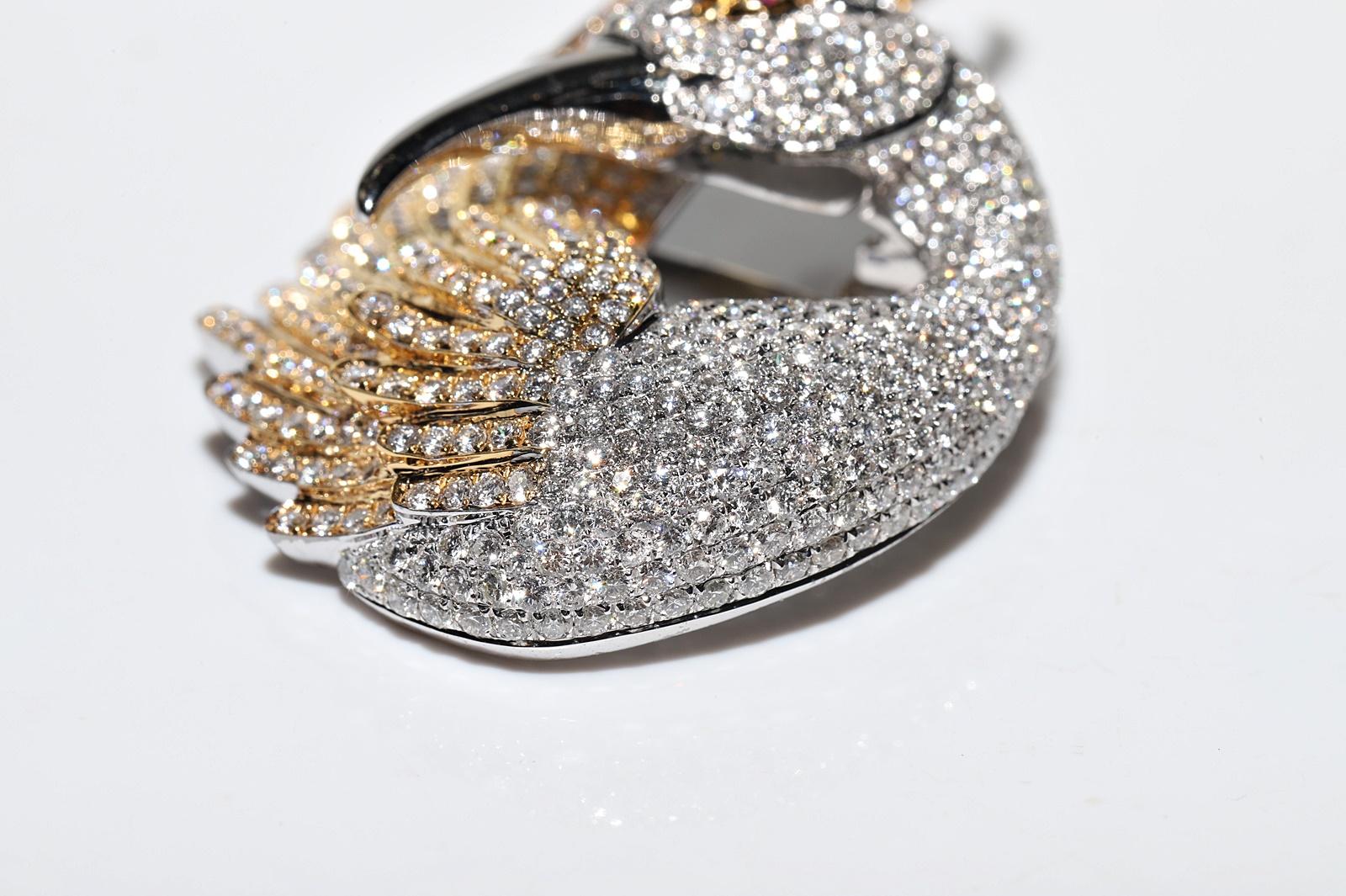 Vintage Circa 1990s 18k Gold Natural Diamond Decorated Bird Amazing Brooch For Sale 2