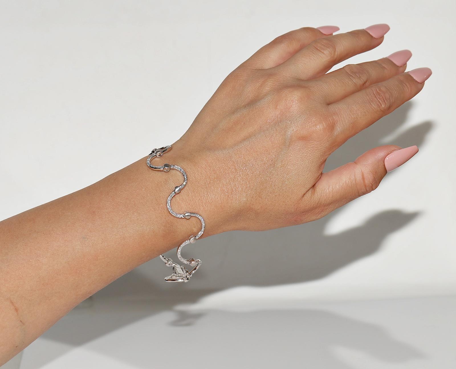 Vintage Circa 1990er Jahre 18k Gold Natürliches Diamant-Dekoriertes Vintage-Armband im Angebot 9