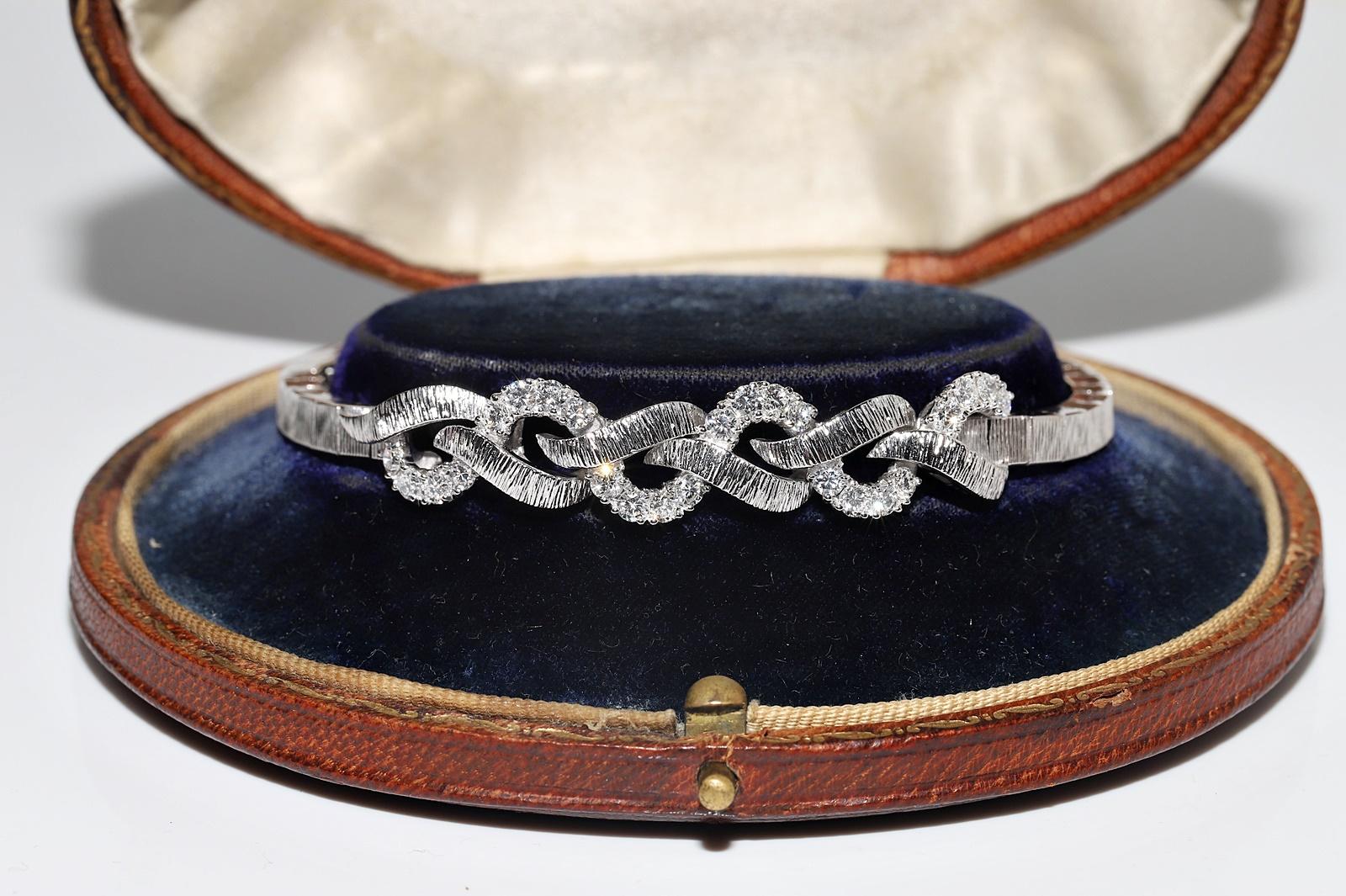 In very good condition.
Total weight is 25.6 grams.
Totally is diamond 1.70 ct.
The diamond is has F-G color and vvs clarity.
Total lenght is bracelet 18.5 cm.
Box is not included.
Please contact for any questions.