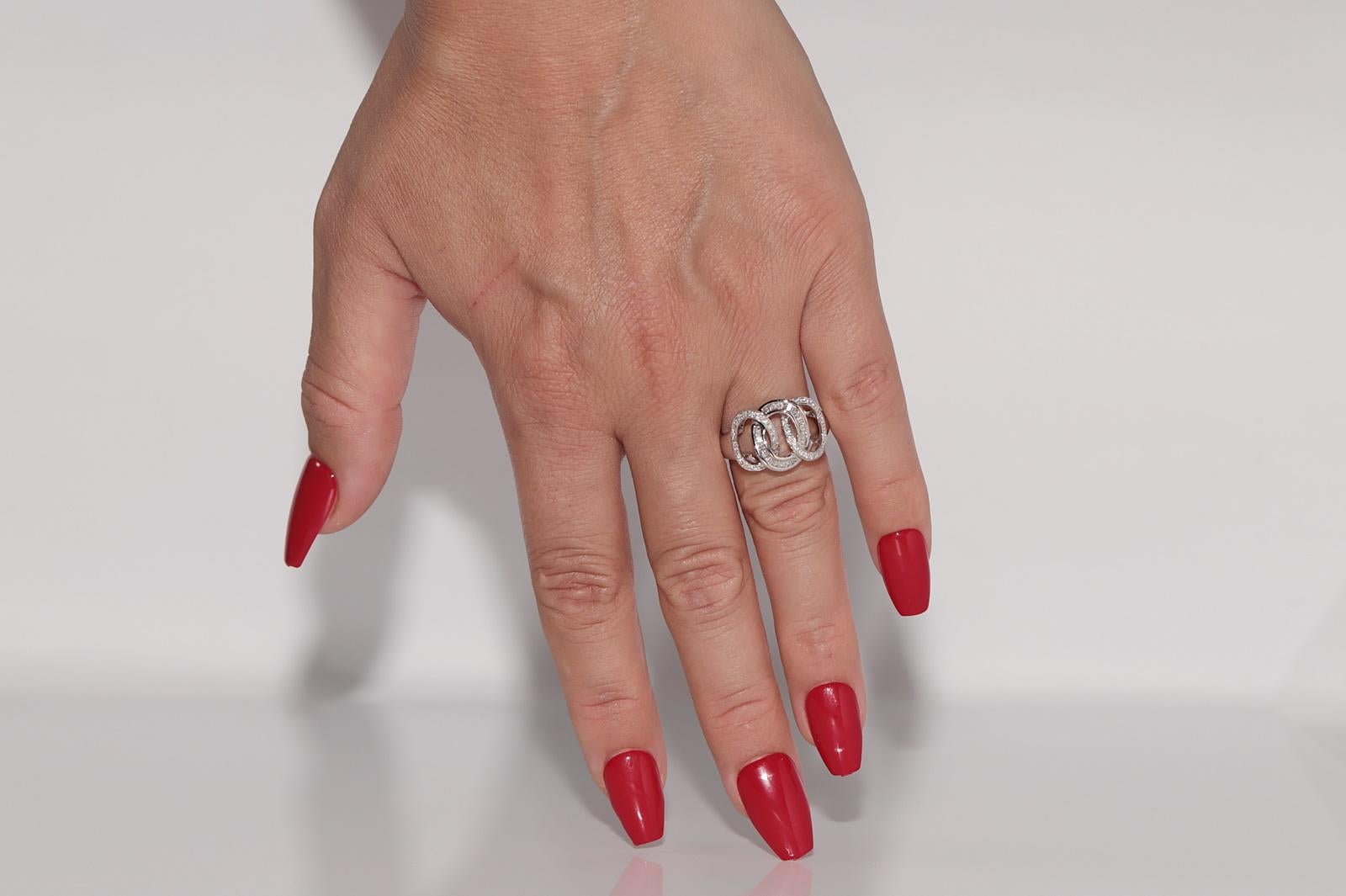 Vintage CIRCA 1990er Jahre 18k Gold natürlichen Diamanten dekoriert Kreis Design Ring im Angebot 11