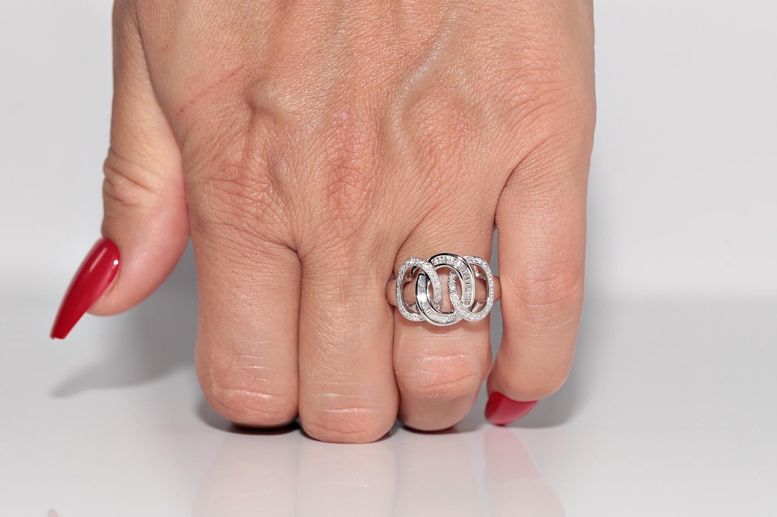 In sehr gutem Zustand.
Das Gesamtgewicht betr�ägt 6.2 Gramm.
Insgesamt ist Diamant 0,90 ct.
Der Diamant hat die Farbe G-H und die Reinheit vs1-s1-s2.
Ringgröße ist US 7
Wir können jede Größe herstellen.
Die Schachtel ist nicht enthalten.
Bitte