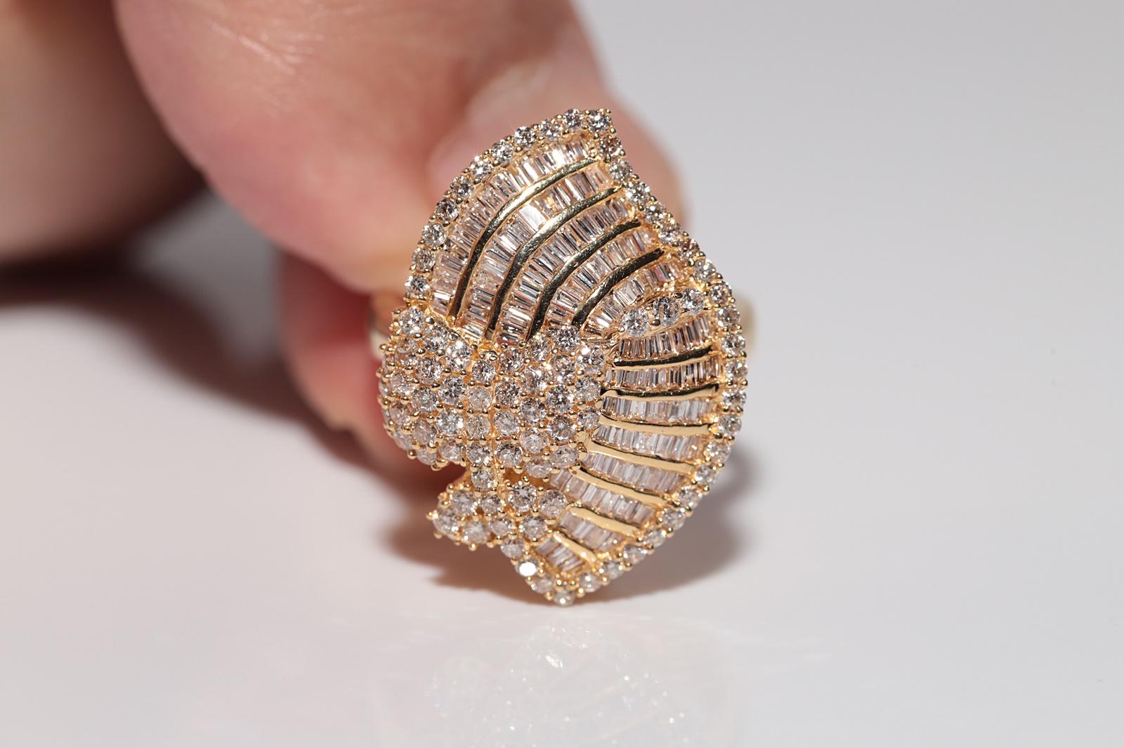 Vintage Circa 1990er Jahre 18k Gold natürlicher Diamant  Dekorierter Cluster-Ring im Angebot 4