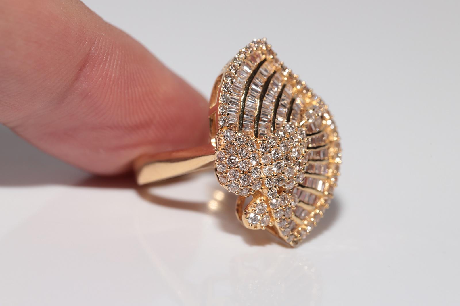 Vintage Circa 1990er Jahre 18k Gold natürlicher Diamant  Dekorierter Cluster-Ring im Angebot 5
