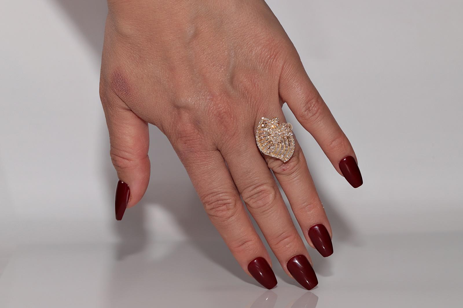
In sehr gutem Zustand.
Das Gesamtgewicht beträgt 7,7 Gramm.
Insgesamt ist der Diamant 2 ct.
Der Diamant hat die Farbe G-H und die Reinheit vs-s1.
Ringgröße ist US 6.5
Wir können jede Größe herstellen.
Die Box ist nicht enthalten.
Bitte kontaktieren