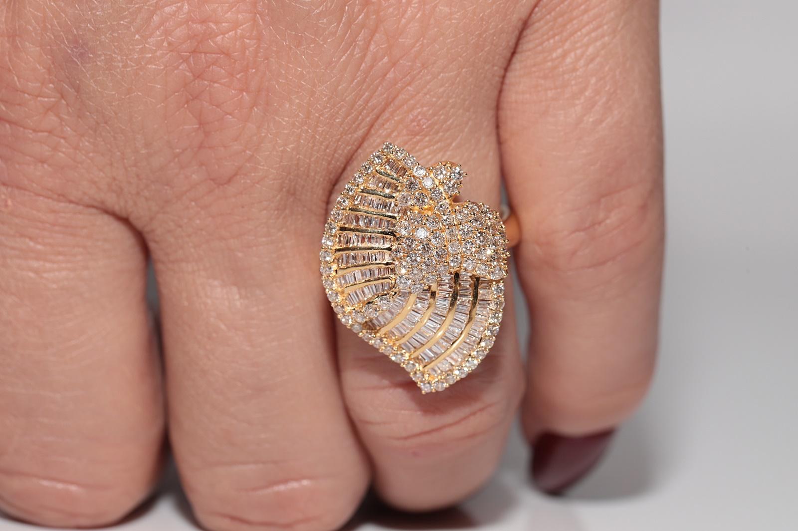 Vintage Circa 1990er Jahre 18k Gold natürlicher Diamant  Dekorierter Cluster-Ring (Retro) im Angebot