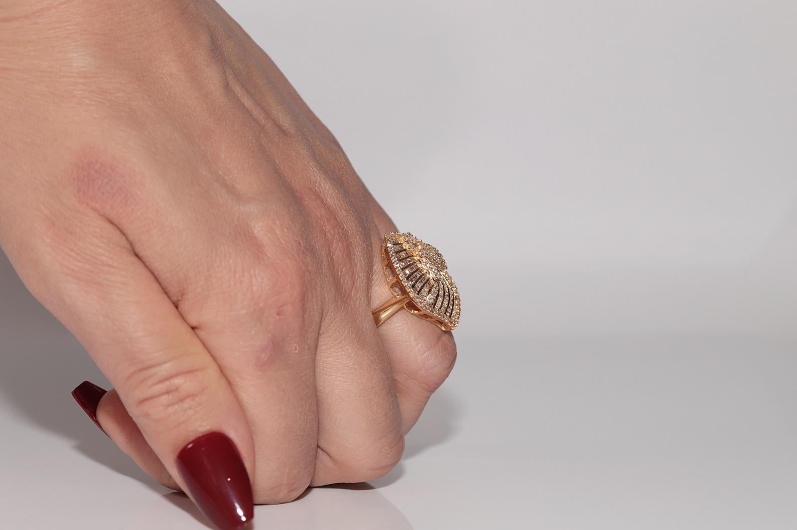 Vintage Circa 1990er Jahre 18k Gold natürlicher Diamant  Dekorierter Cluster-Ring (Brillantschliff) im Angebot