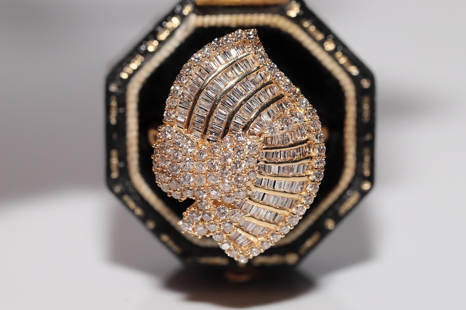 Vintage Circa 1990er Jahre 18k Gold natürlicher Diamant  Dekorierter Cluster-Ring Damen im Angebot